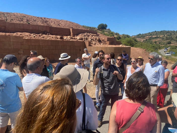 La jornada de puertas abiertas en Ciudad de Tiermes pone en valor el yacimiento y la restauración de la muralla