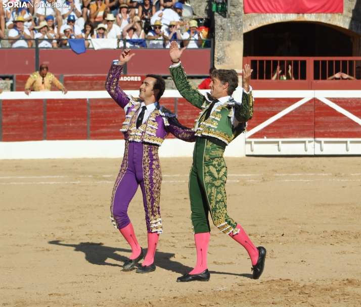 En imágenes: El Fandi y Escribano comparten sus banderillas con El Burgo
