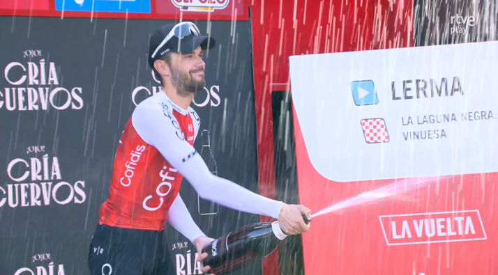 Sanjuaneras y gaitas para terminar la etapa 11 de la Vuelta a España en Soria