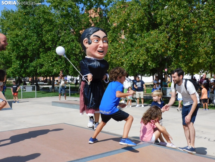 Fotos: Centenares de sorianos acuden a los Gigantes y Cabezudos de las Fiestas de Los Pajaritos