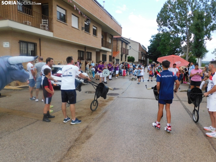 Fotos: Los más pequeños de Fuentetoba desafían disfrazados a los toros en un encierro de carretones