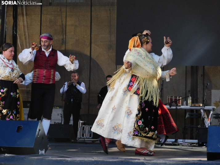 GALERÍA | La danza tradicional llena de color y baile la plaza Mayor