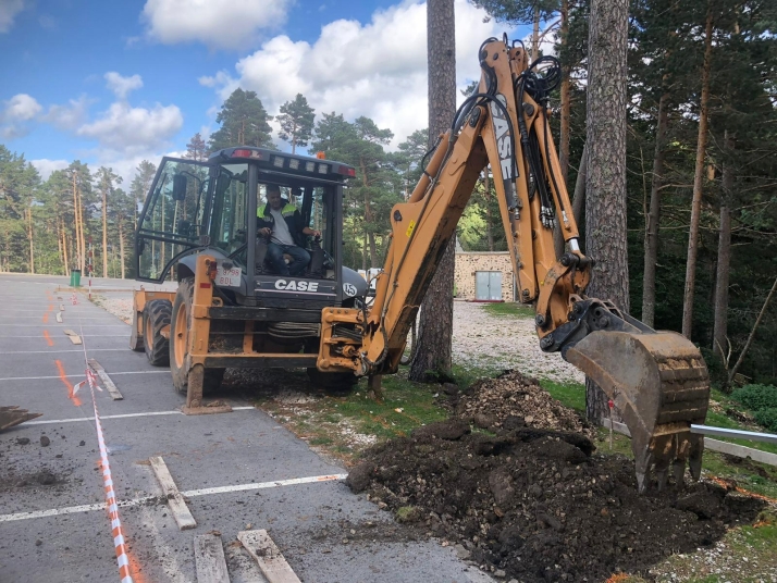 La Junta inicia la instalación de placas solares para suministrar energía al edifico de servicios de la Laguna Negra
