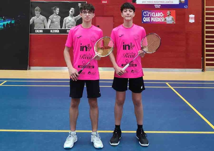 Dos jugadores del Valonsadero Bádminton, concentrados con la Selección Sub 15