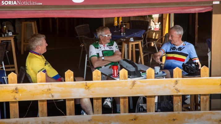 Fotos: Turistas de todo el mundo y visontinos se reúnen en Vinuesa en las horas previas a La Vuelta