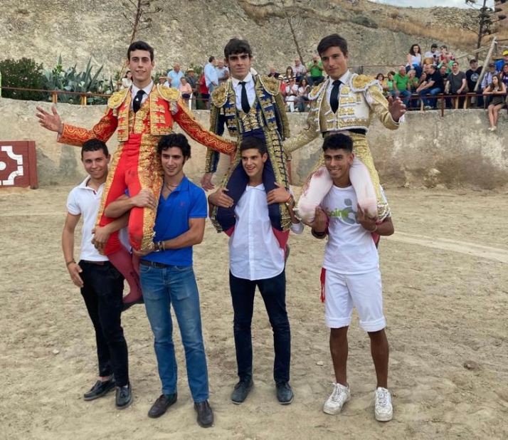 La novillada de Deza se salda con una vuelta al ruedo, seis orejas y un rabo