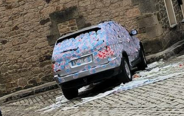 En Pinares no se andan con chiquitas: así acaba un coche tras una bronca