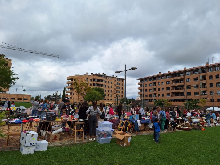 Las fiestas de Los Royales empiezan con un rastrillo vecinal