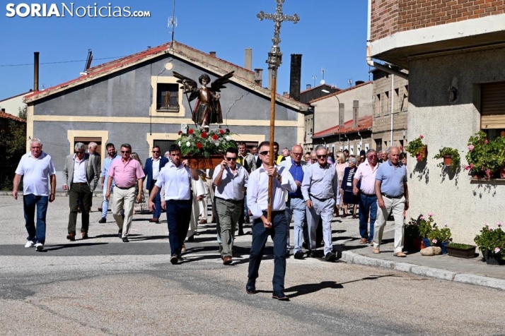 Duruelo procesiona a San Miguel con intensa emoción