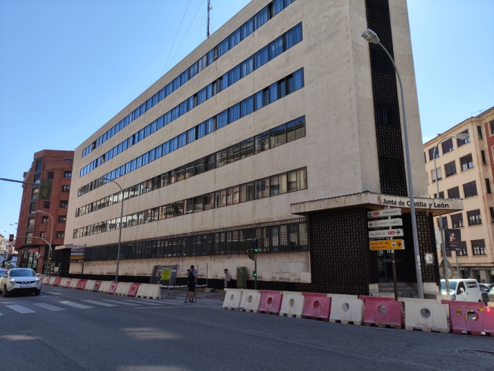 Aceras más amplias, un carril para coches menos y 8 plazas de zona azul en la calle Tejera