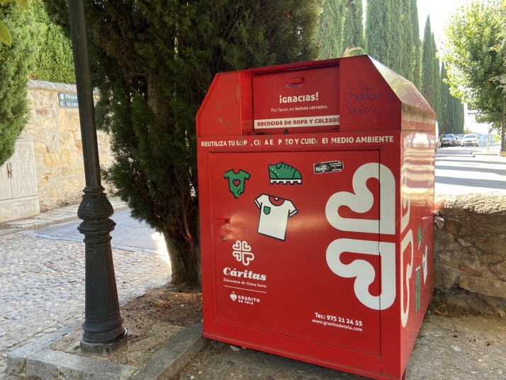 El Ayuntamiento y Cáritas unen esfuerzos con un mensaje a los sorianos: Queremos vuestra ropa vieja