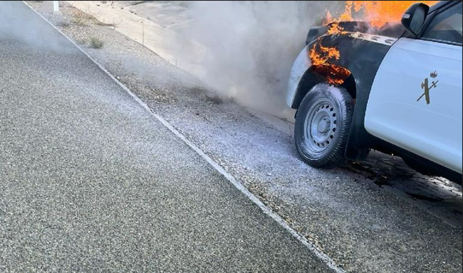 Arde un coche de la Guardia Civil en la autovía de Soria