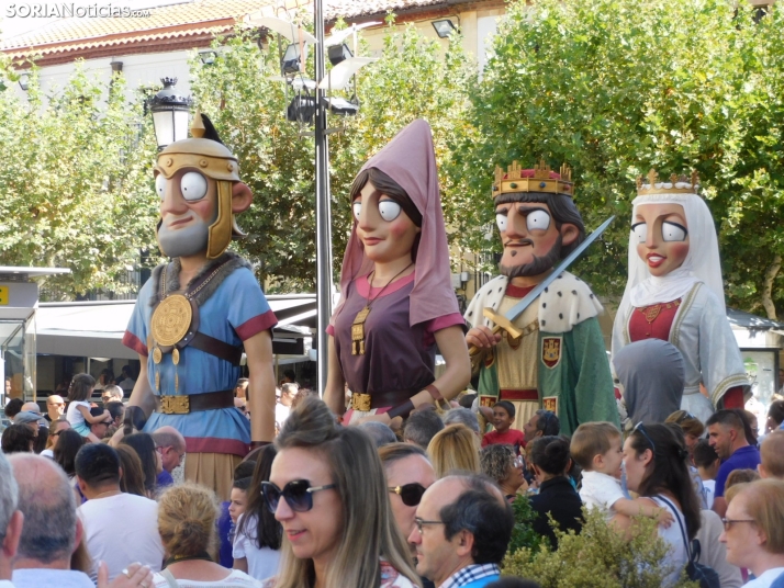 En imágenes: Ambientazo en el centro de Soria con los Gigantes y Cabezudos