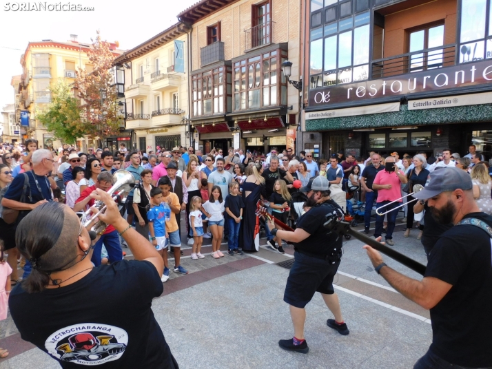 Fotos: La Electrocharanga pone patas arriba Soria con las mejores canciones del pop rock nacional