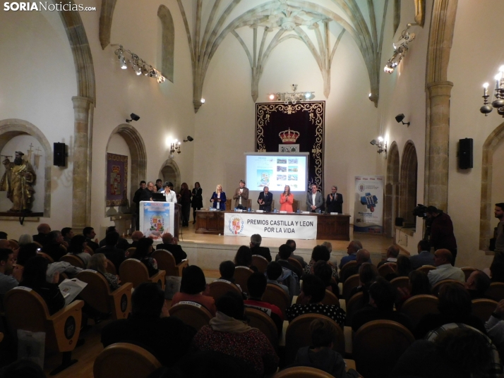 Galería y noticia: Medio centenar de donantes de sangre, premiados en Castilla y León por la vida