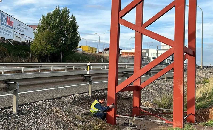La obra de la pasarela de Las Casas continúa con la instalación de los pilares metálicos