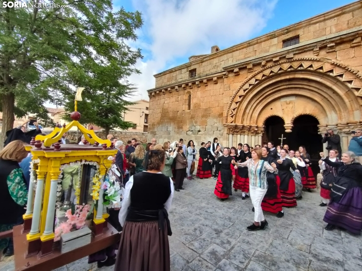 Las joteras de Caltojar bailan a la Virgen del Pilar