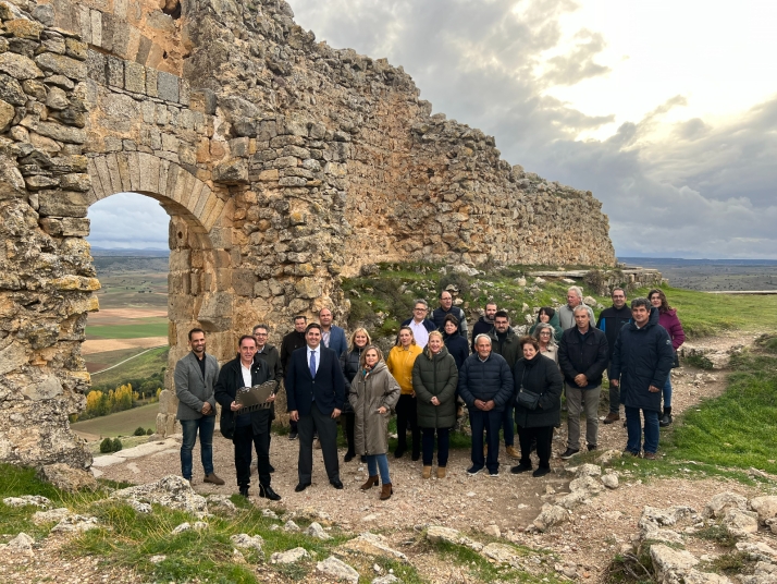 Benito Serrano entrega el XVII Premio de Turismo de la Diputación de Soria a Gormaz