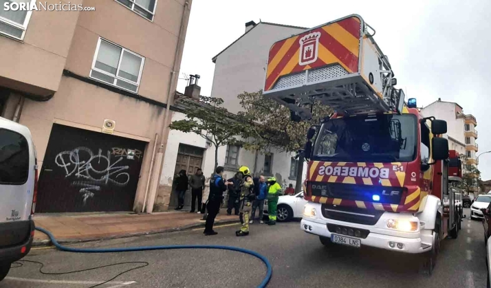 Presencia de Bomberos en la calle Santa Clara