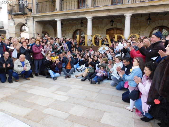 Ni el frío ni el viento frenan la ilusión de El Burgo de Osma: Centenares de vecinos se reúnen para ganar el concurso de Ferrero Rocher