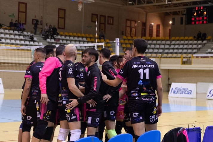 El Sporting Santo Domingo se hace fuerte en casa para derrotar al Vigo y al San Sadurniño