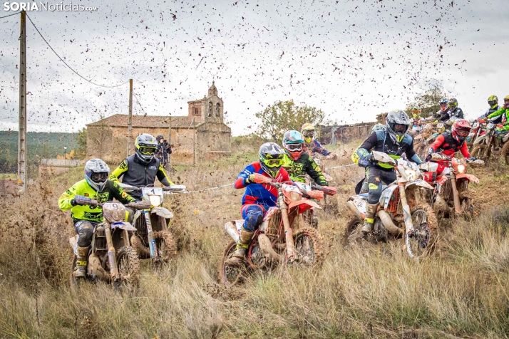 Fotos: Los mejores pilotos de Motocross de Castilla y León demuestran sus habilidades en Tardelcuende