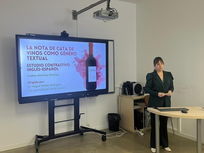 La soriana Andrea Martínez elabora una tesis cum laude sobre la nota de cata de vinos como género textual