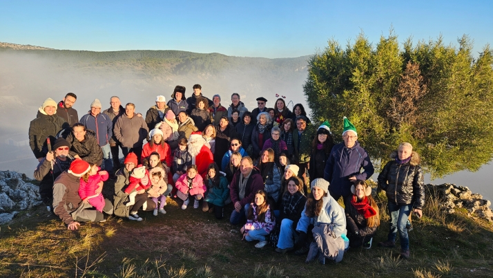 60 personas suben al Castillo de Espeja para colocar su tradicional belén 