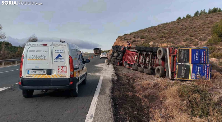 Un camión cargado con aluminio se sale de la calzada en la N-113 dentro del término de Ágreda