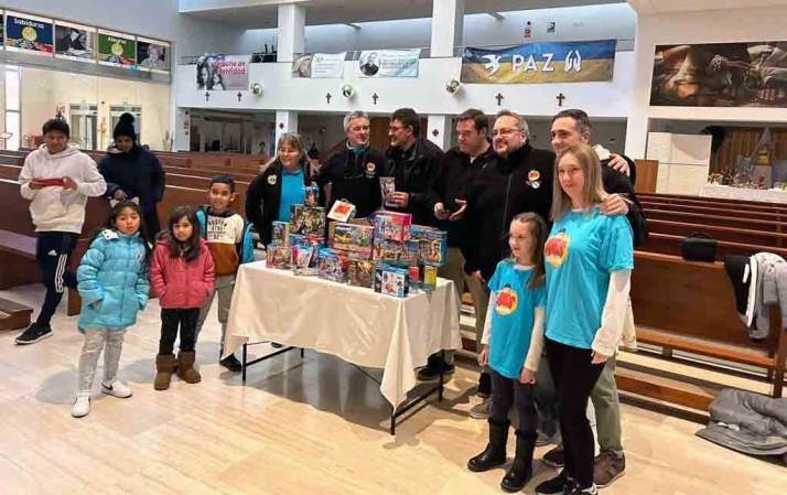 Aesclick entrega juegos a la parroquia de Camaretas