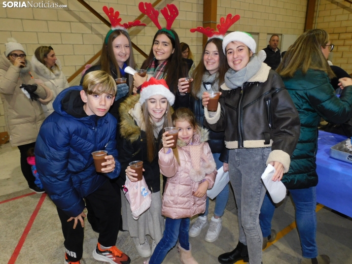 En imágenes: Los vecinos de Camaretas inauguran la Navidad con una chocolatada