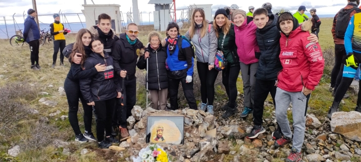 100 personas recuerdan a Alfonso de la Fuente en el cerro de San Juan