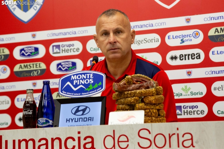 Javi Moreno recalca que con el escudo no se ganan partidos y pide humildad para volver a la senda de la victoria