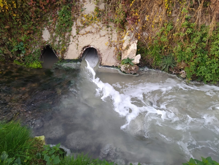 Avistan nuevos vertidos blancos en el río Val a su paso por la provincia