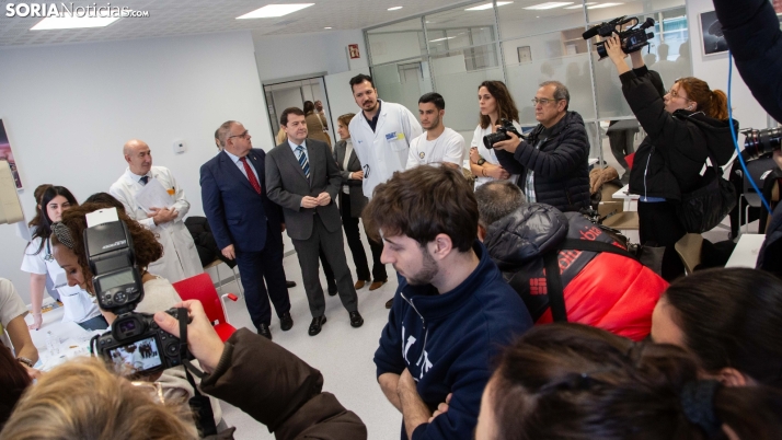 La visita de Alfonso Fernández Mañueco al Hospital de Santa Bárbara, en imágenes