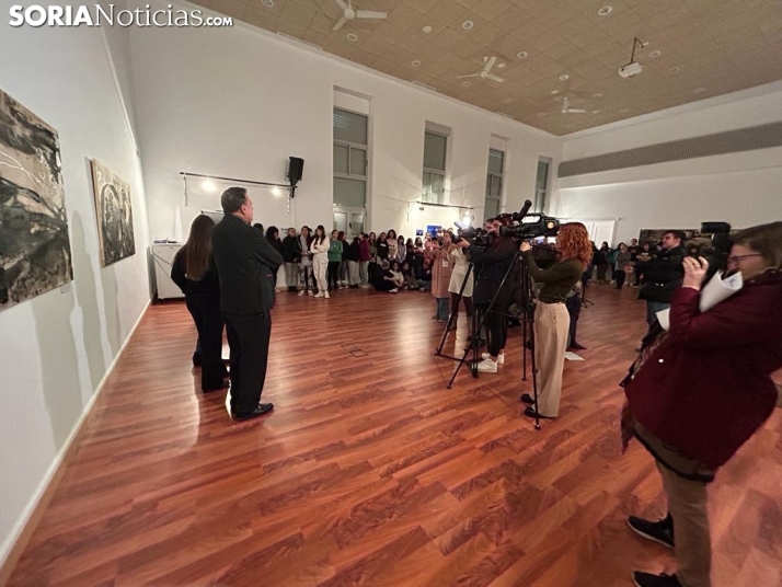 Seis profesores de la Escuela de Arte crean a ritmo de música la exposición ‘Mantra’