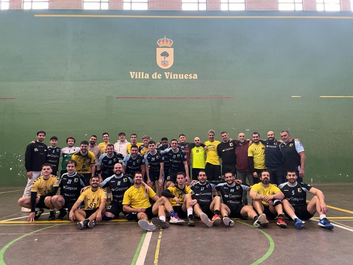 El BM Visontium vive una jornada de hermandad para mantener el balonmano en la localidad