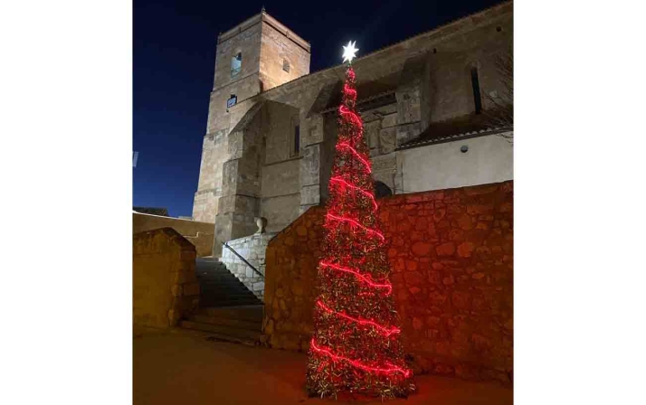 Utrilla luce orgullosa su decoración navideña