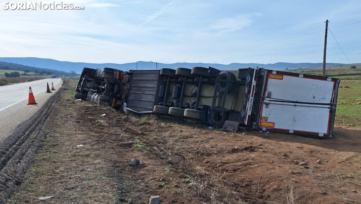 Vuelca un camión en la CL-101 en Ágreda