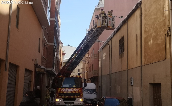 Bomberos interviene en la retirada de hielo en altura dentro de la ciudad