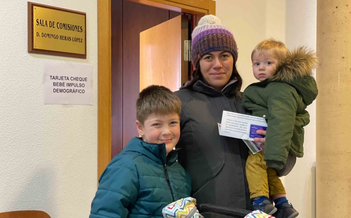 La Diputación entrega el 77% de los Cheques bebé