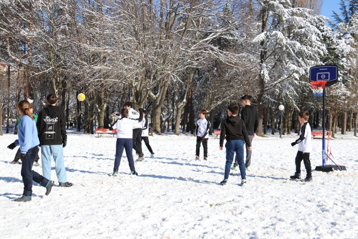 Jóvenes jugadores del CSB practican el baloncesto sobre la nieve en la Dehesa
