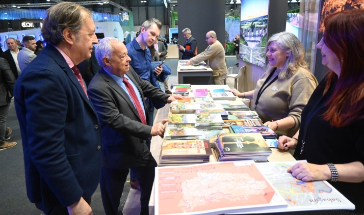 El consejero de Turismo (2º izda.) en el stand de la Junta. /Jta.