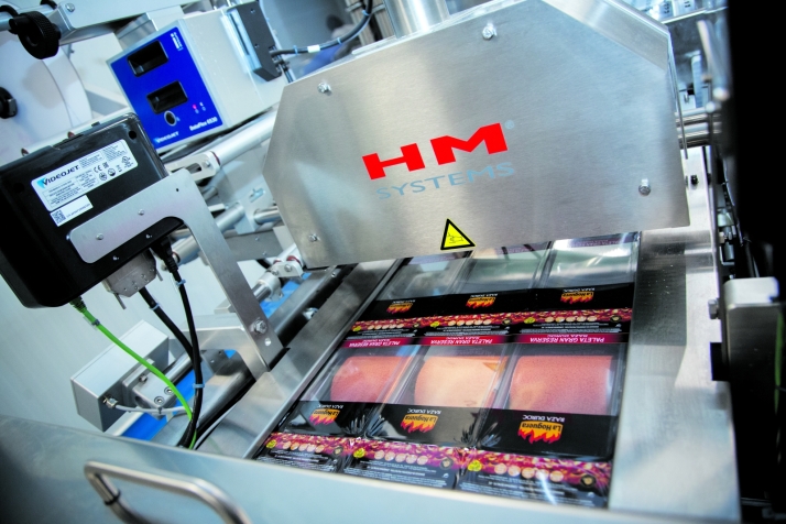 Detalle de la línea de envasado de Embutidos La Hoguera.