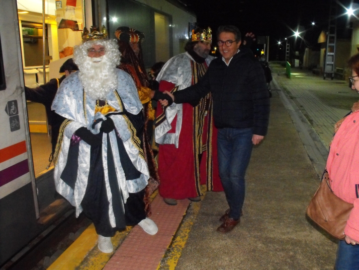 Fotos: ¡En tren! Así han llegado sus Majestades de Oriente a Arcos de Jalón