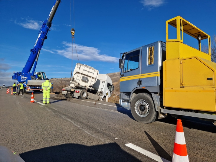 Abiertos al tráfico los dos carriles de la N-122 tras retirar un vehículo pesado
