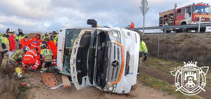 Una menor, herida al volcar un microbús escolar en Burgos