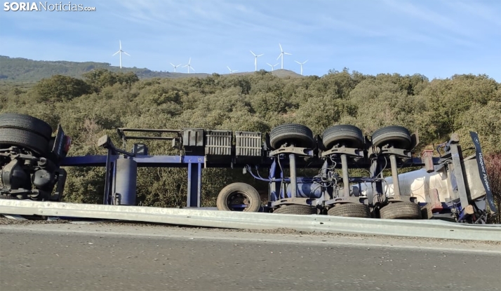 Salida de la calzada de un camión en El Madero