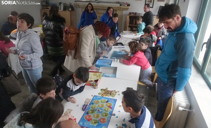 Buena acogida en la llamada vecinal de La Barriada para disfrutar de los juegos de mesa