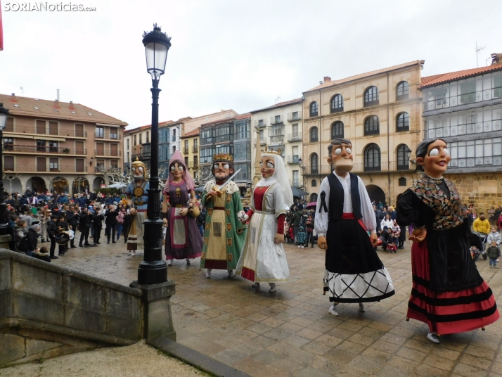 FOTOS | Los Gigantes y los Cabezudos deslumbran a los más pequeños en su desfile de Viernes de Carnaval